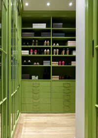 Г-образная гардеробная комната в зеленом цвете Оренбург