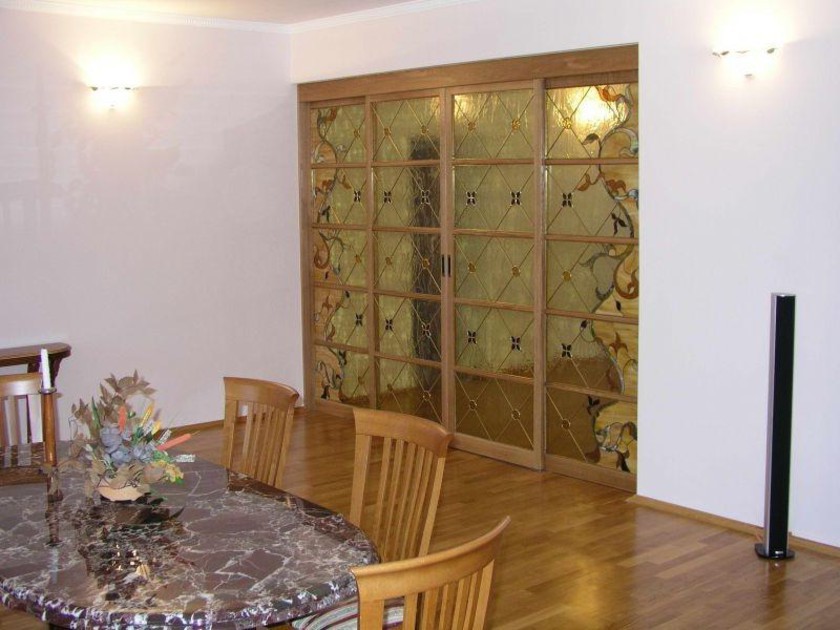 Перегородка для гостиной с цветным стеклом и декоративными вставками Оренбург