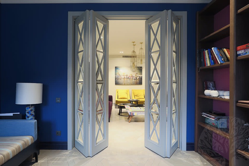 Двери гармошка  для гостиной со стеклами с разделителями Оренбург